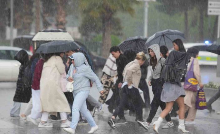 Samsun’da sağanak yağmur ve dolu hayatı olumsuz etkiledi
