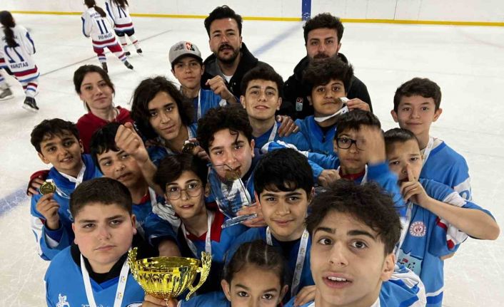 Samsun’dan buz hokeyinde çifte kupa