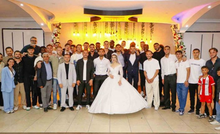 Samsunsporlu futbolcu dünya evine girdi: Takım arkadaşları yalnız bırakmadı