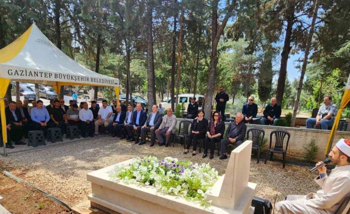 Sanayici M. Naci Topçuoğlu, mezarı başında dualarla anıldı