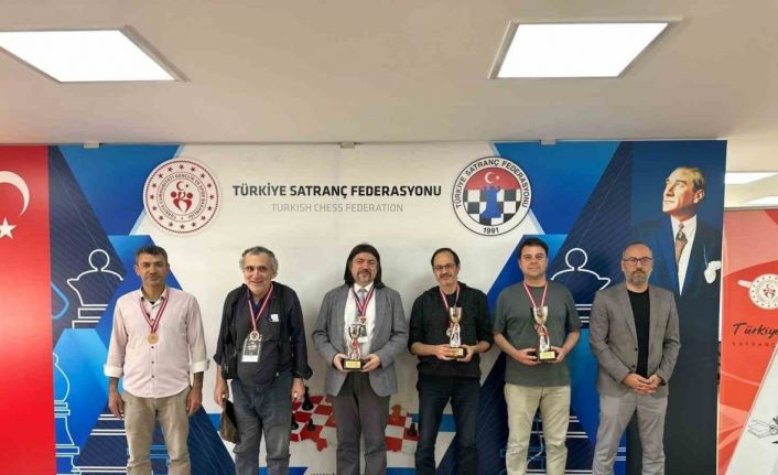 Satrançta gençler ve emektarlar kıyasıya mücadele etti