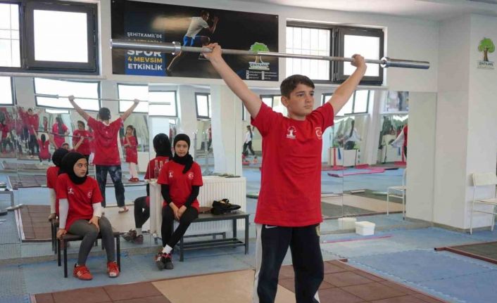 Şehitkamil’de halter kursu açıldı