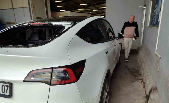 Serik’te dolu yağışı lüks otomobilin camlarını kırdı