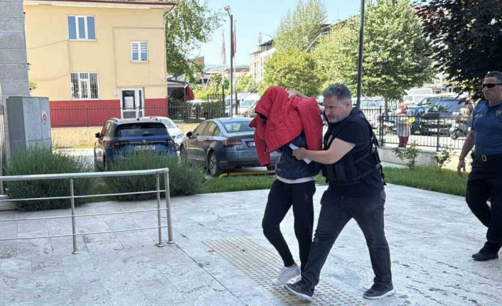 Ses sistemine gizledikleri 840 uyuşturucu hapla yakalandılar; yakınları görüntü alan gazetecileri tehdit etti