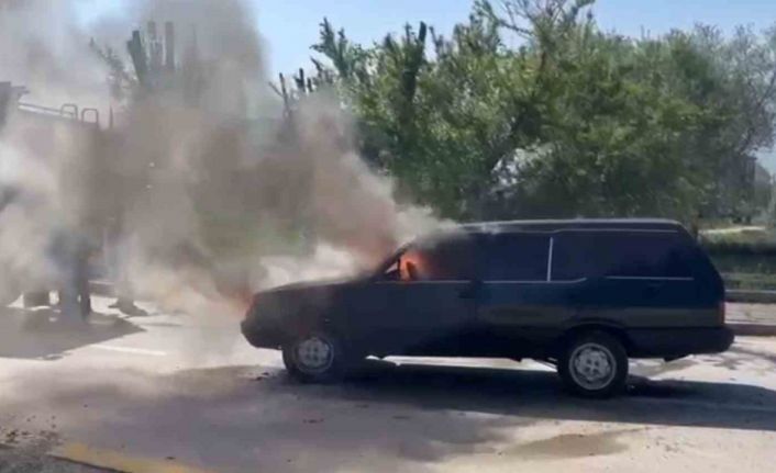 Seyir halindeki Fiat Tofaş alev alev yandı