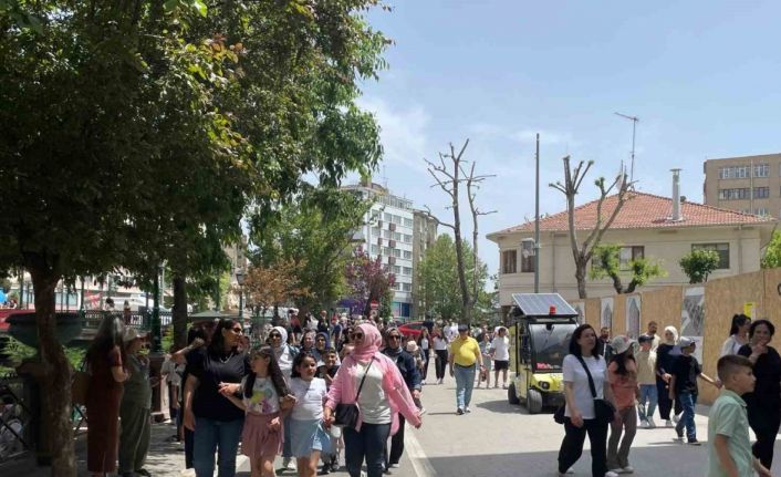 Sıcak havayı fırsat bilen vatandaşlar şehir merkezlerinde yoğunluk oluşturdu