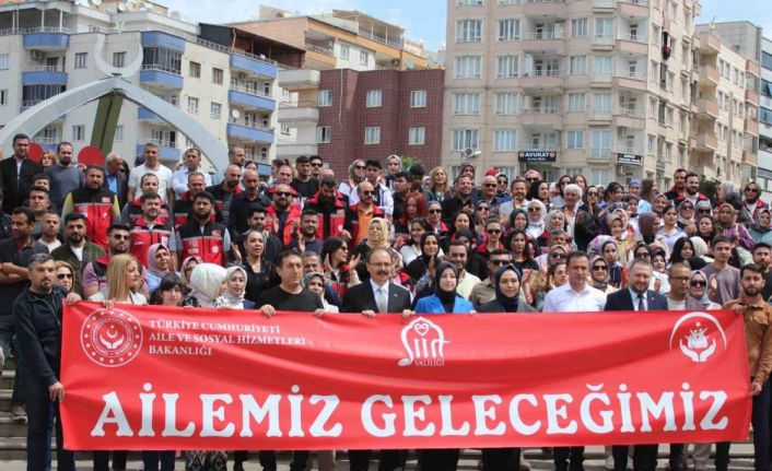 Siirt’te ‘Ailemiz Geleceğimiz’ yürüyüşü düzenlendi