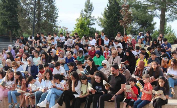 Siirt’te öğrenciler ve veliler birlikte kitap okudu