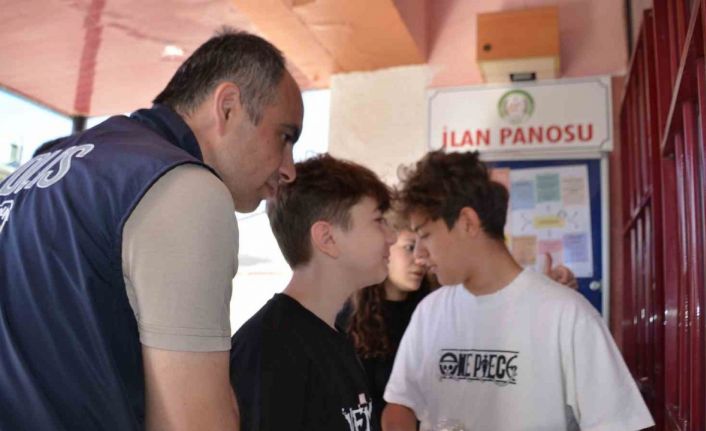 Sınav yerini karıştıran ortaokul öğrencisini motosikletiyle sınava yetiştirdi