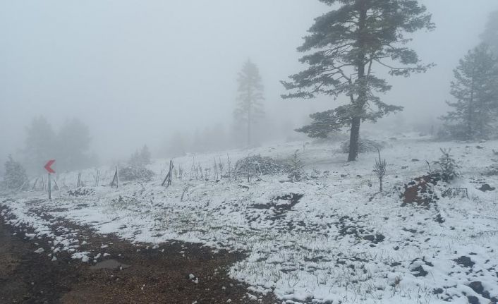 Sivas yine şaşırtmadı, Mayıs ayı ortasında yüksek kesimlere kar yağdı