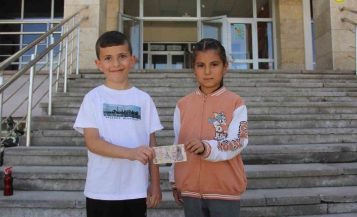 Sivaslı minik öğrenci paranın üzerindeki yazının izini sürerek sahibine ulaştı