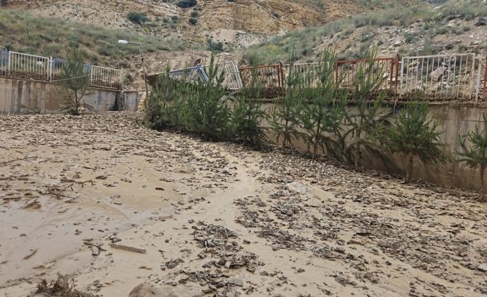 Sivas’ta bir anda başlayan dolu okulda hasara neden oldu