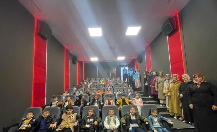 Soma’da Kur’an kursu öğrencilerine sinema etkinliği