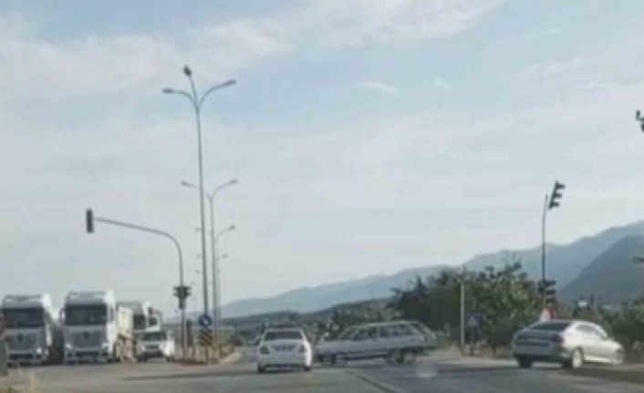 Sosyal medyaya görüntü çekmek isterken, kırmızı ışıkta geçen aracın karıştığı yaralamalı kazayı görüntüledi