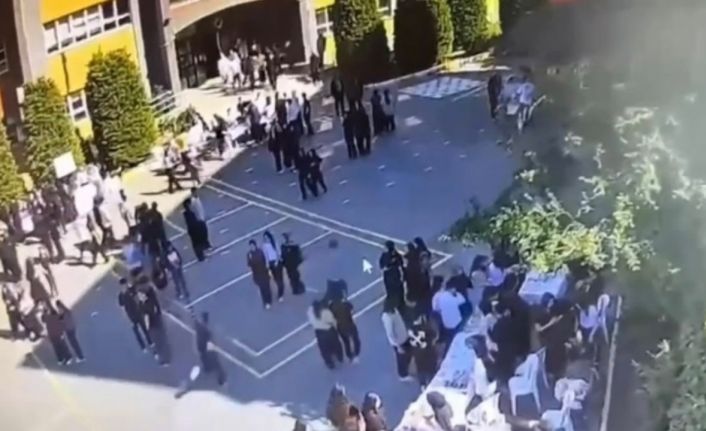 Sultanbeyli’de lise öğrencisi okul bahçesinde arkadaşını bıçakladı, o anlar kameraya yansıdı