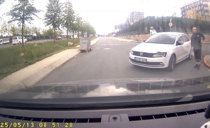 Sultangazi’de inatlaşan sürücülerin yol verme tartışması kamerada