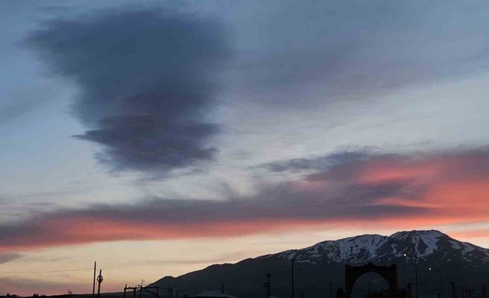 Süphan Dağı’nda göz kamaştıran gün batımı