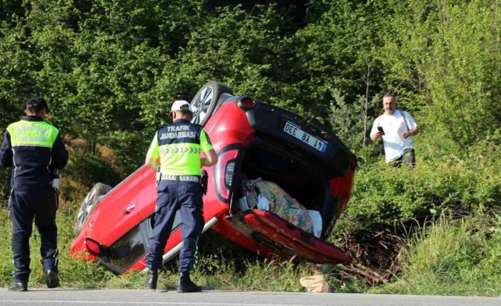 Takla atan otomobildeki aile ölümden döndü: 1’i bebek 4 yaralı