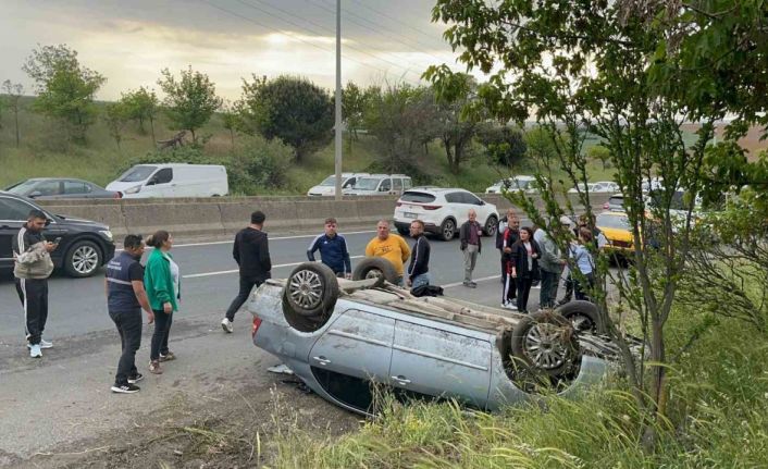 Takla atan otomobilden emniyet kemeri sayesinde yara almadan çıktı