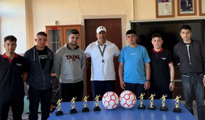 Tavşanlı Anadolu İmam Hatip Lisesi’nde mini futsal turnuvası