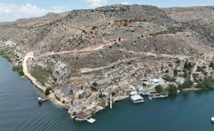 Tekneyle gidilen batık mahalleye 25 yıl sonra yol yapıldı