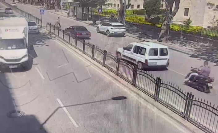 Telefona bakan motosikletli önünde duran araca çarptı