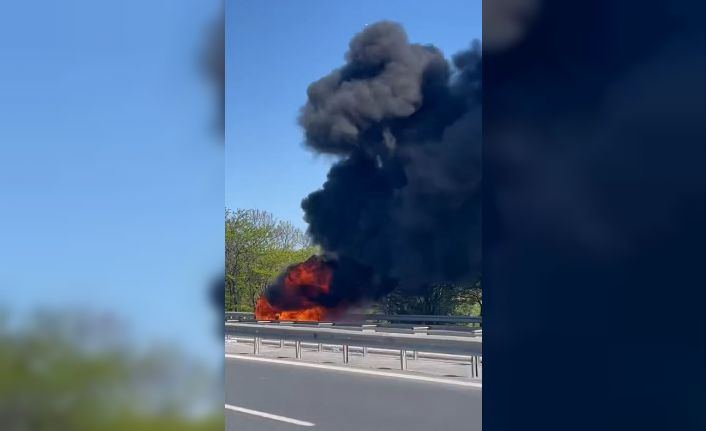 TEM Otoyolu’nda bir otomobil alev alev yandı