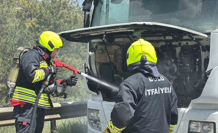 TEM’de alev alan tır, erken müdahaleyle söndürüldü