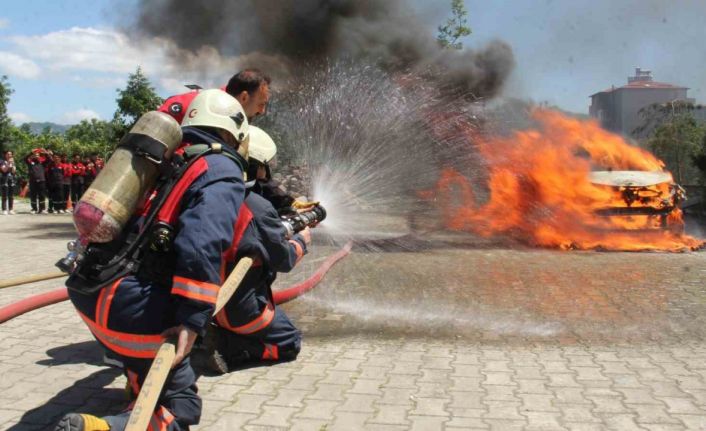Teori pratiğe dönüştü, Sivil Savunma ve İtfaiye Bölümü öğrencileri öğrendiklerini tatbikatta uyguladı