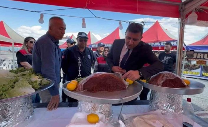 Tezgâhta sinekli et, bozuk ürün tespit edildi Eğirdir’de Yöresel Pazar mühürlendi