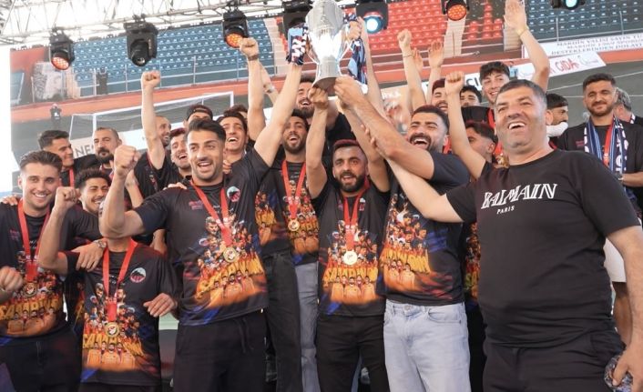 TFF 2. Lig’e yükselen Mardin 1969 Spor, şampiyonluk kupasını aldı
