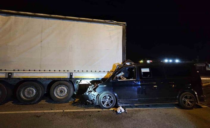 Ticari araç tıra arkadan çarptı: 1 ağır yaralı