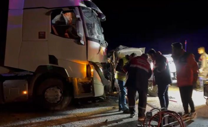 Tır ile pikap kafa kafaya çarpıştı: 1 ölü