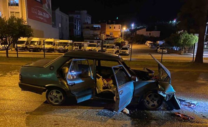 Tırla çarpışan Tofaş hurdaya döndü: 2 yaralı