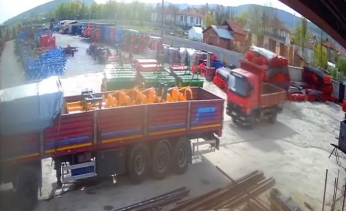 Tokat’ta harekete geçen kamyonet park halindeki tıra çarparak durdu