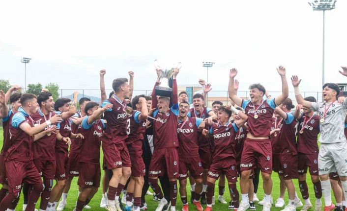 Trabzonspor U19 takımı şampiyonluk kupasını aldı