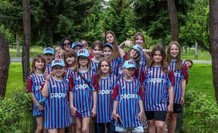 Trabzonsporlu futbolcular Ukraynalı çocuklarla bir araya geldi