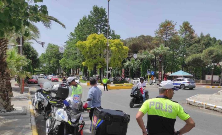 Trafik ekipleri emniyet kemerinin önemine dikkat çekti