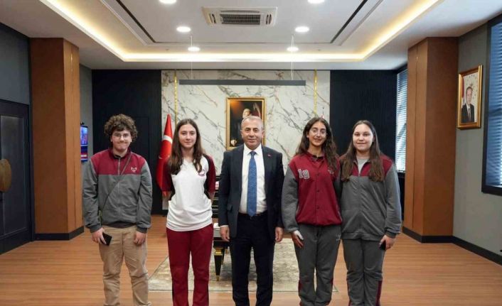 Trafik konulu resim yarışmasında dereceye giren öğrenciler Emniyet Müdürü Kurt’u ziyaret etti