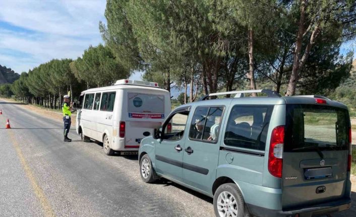 Trafik kurallarına uymayan sürücüler jandarmadan kaçamadı