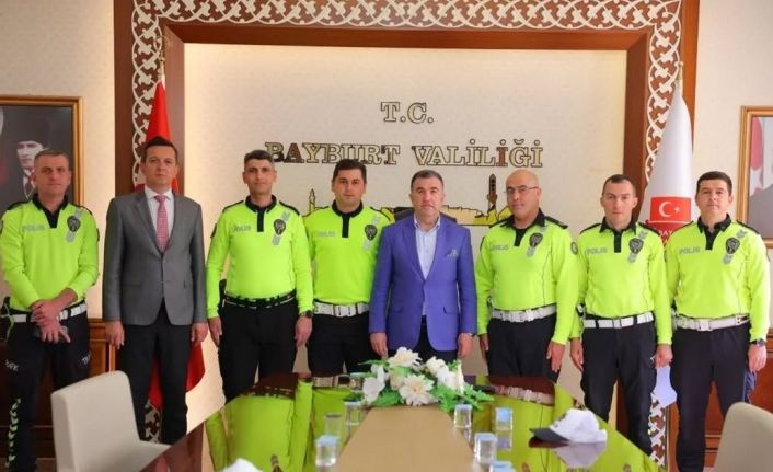 Trafik polisleri başarı belgesiyle ödüllendirildi