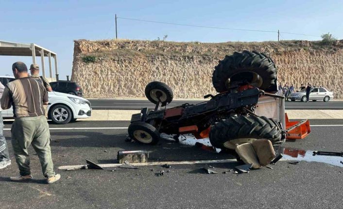 Traktör ile otomobil çarpıştı: 3 yaralı