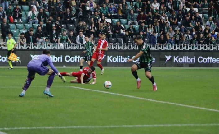 Trendyol 1. Lig: Kocaelispor: 4 - Ankara Keçiörengücü: 1 (İlk yarı)