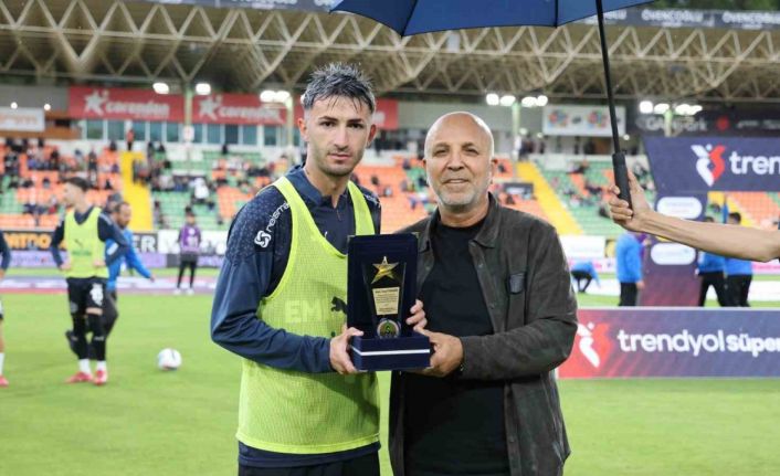 Trendyol Süper Lig: Alanyaspor: 1 - Sivasspor: 0 (İlk yarı)