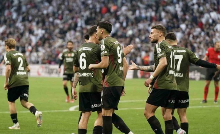 Trendyol Süper Lig: Beşiktaş: 2 - Adana Demirspor: 1 (İlk yarı)