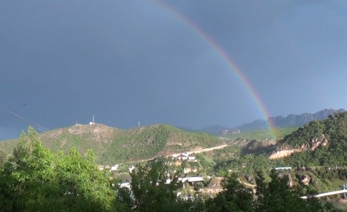 Tunceli’de, yağmur sonrası çıkan gökkuşağı görsel şölen sundu