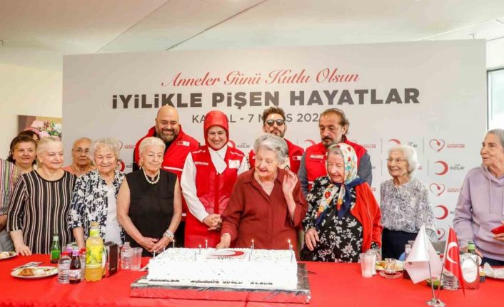 Türk Kızılay’dan deprem bölgesinde ‘Anneler Günü’ kutlaması