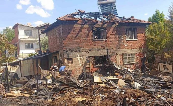 Tutuşan perde onca yıllık emeklerini küle çevirdi