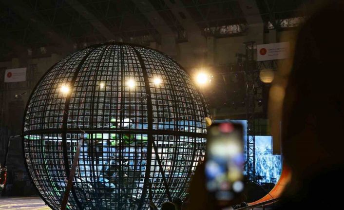 UCI Dağ Bisikleti Eliminatör Dünya Şampiyonası seremonisinde şovlar ve gösteriler adeta nefes kesti