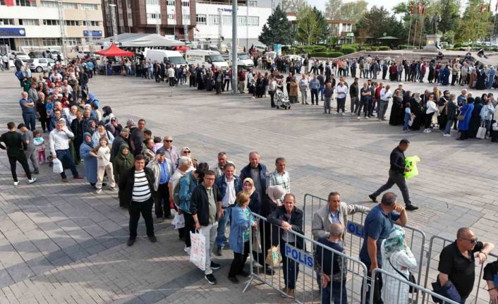 Ücretsiz olduğunu duyanlar akın etti, izdihamı önlemek için üç ayrı nokta oluşturuldu